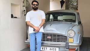 2255 അല്ല ലാലേട്ടന്റെ ആദ്യ കാറിന്റെ നമ്പർ 4455; കാറിനൊപ്പം താരം പങ്കുവെച്ച ചിത്രം വൈറലാവുന്നു