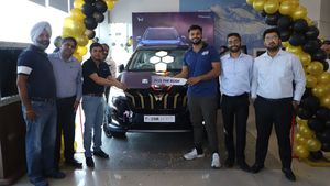 ഒളുമ്പ്യൻ സുമിത് ആന്റിലിന് XUV700 Javelin Gold എഡിഷൻ കൈമാറി Mahindra