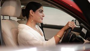 BMW 3 Series Gran Limousine സ്വന്തമാക്കി നടി സംയുക്ത മേനോന്‍; ചിത്രങ്ങൾ വൈറൽ