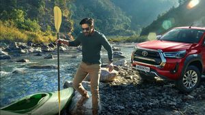 അകത്തളവും കെങ്കേമം! Hilux പിക്കപ്പിന്റെ ഇന്റീരിയർ ചിത്രവും പുറത്തുവിട്ട് Toyota