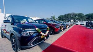 നിരത്തിലേക്ക് കുതിക്കാൻ Carens എംപിവി, ഡെലിവറി ആരംഭിച്ച് Kia Motors