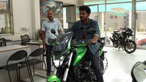 ഒറ്റ രൂപ നാണയങ്ങൾ കൂട്ടിവെച്ച് 2.6 ലക്ഷത്തിന്റെ Bajaj Dominar സ്വന്തമാക്കി തമിഴ്നാട് സ്വദേശി