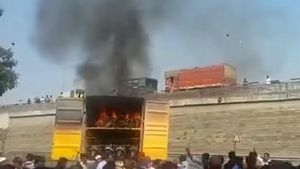 ഒന്നും രണ്ടുമല്ല! ട്രക്കിനുള്ളിൽ കത്തി നശിച്ചത് 20 ഇലക്ട്രിക് സ്കൂട്ടറുകൾ