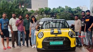 പുത്തൻ മഞ്ഞക്കിളിയുമായി മഞ്ജു വാര്യർ; റേസിംഗ് യെല്ലോ നിറത്തിൽ Mini Cooper SE സ്വന്തമാക്കി താരം