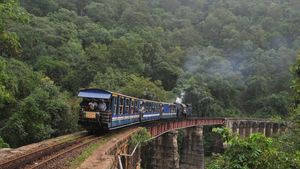 മലനിരകളുടെ മനം മയക്കും പ്രകൃതിഭംഗി കാട്ടിത്തരുന്ന ഊട്ടിയിലെ ടോയ് ട്രെയിനുകൾ