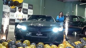 താരദമ്പതിമാർ ഇനി വേറെ ലെവൽ; Bmw M340i സ്വന്തമാക്കി ജീവയും അപർണയും