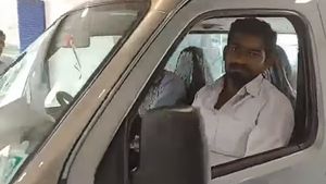 മറ്റുള്ളവർ നിരസിച്ച 10 രൂപ നാണയങ്ങൾ സ്വരുക്കൂട്ടി കാർ സ്വന്തമാക്കി തമിഴ്നാട് സ്വദേശി