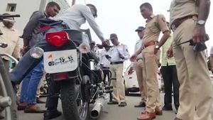 പണി വരുന്നുണ്ട് അവറാച്ചാ! അനധികൃത എക്സ്ഹോസ്റ്റ് ഉപയോഗിക്കുന്നവർക്കെതിരെ പോലീസ് കേസെടുക്കും