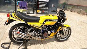 ഇത് ധോണിക്കായുള്ള കസ്റ്റമൈസേഷൻ, യമഹ RD350 LC ഇതിഹാസത്തെ മിനുക്കിയെടുത്ത് 'തല' 