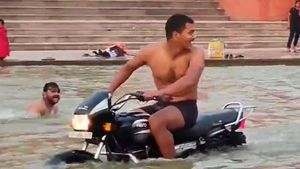 എന്ത് വിധിയിത്! സരയു നദിയിലൂടെ ബൈക്കോടിച്ച യുവാവ് പിടിയിൽ