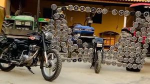 'ഹോൺമാല'യുമായി ഒരു സ്‌പ്ലെൻഡർ; ഘടിപ്പിച്ചത് 100 ഹോണുകൾ