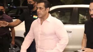 സൂപ്പർ സ്ട്രോങ്ങ്! ബുളളറ്റ് പ്രൂഫ് ലാൻഡ് ക്രൂയിസറുമായി മസിൽമാൻ