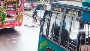 റോഡ് മുറിച്ച കടക്കവേ പൊലീസുകാരിയെ  ഇടിച്ച്തെറിപ്പിച്ച് സ്കൂട്ടർ യാത്രികൻ; ഞെട്ടിപ്പിക്കുന്ന ദൃശ്യങ്ങൾ കാണാം