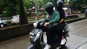 കണ്ടുപിടിക്കില്ലെന്ന് കരുതിയോ?; മുംബൈയിലൂടെ സ്‌കൂട്ടറില്‍ കറങ്ങി കോഹ്‌ലിയും അനുഷ്‌കയും