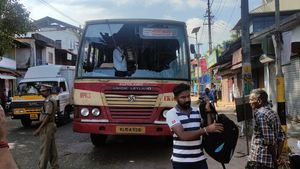 തലയെങ്കിലും സേഫ് ആയിരിക്കട്ടെ! ഹർത്താൽ ദിനത്തിൽ ഹെൽമറ്റ് ധരിച്ച് കെഎസ്ആർടിസി ഡ്രൈവർ