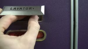 വിമാനത്തിന്റെ ടോയലറ്റില്‍ ഒരു രഹസ്യ ബട്ടണുണ്ട്; എന്തിനാണ് എന്നറിയില്ലെങ്കില്‍ അമർത്തരുത്!