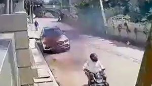  പണിക്കൂലി നല്‍കിയില്ല; ഉടമയുടെ ബെന്‍സ് കാര്‍ കത്തിച്ച് കോണ്‍ട്രാക്ടറുടെ 'പ്രതികാരം'