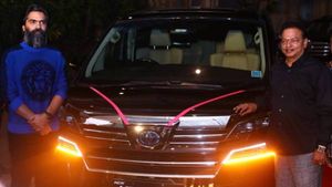 പടം സൂപ്പർ ഹിറ്റ്; വെൽഫയറും റോയൽ എൻഫീൽഡ് ബുള്ളറ്റും സമ്മാനം