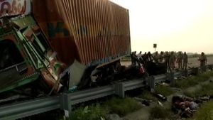 BMW കാര്‍ 230 കി.മീ വേഗതയില്‍ പായുന്നത് FB ലൈവിട്ടതിന് പിന്നാലെ ട്രക്കിലിടിച്ചു; 4 മരണം 