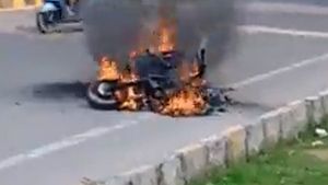 ഓടിക്കൊണ്ടിരിക്കെ ഇലക്ട്രിക് സ്‌കൂട്ടറിന് തീപിടിച്ചു; ചാടിയതിനാല്‍ ഡെലിവറി ബോയ്ക്ക് ജീവന്‍ തിരിച്ചുകിട്ടി