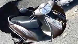 പുത്തന്‍ റോഡിലെ വന്‍ ഗര്‍ത്തത്തില്‍ വീണ് ആക്ടിവ; ഒടുവില്‍ 'കുഴി മാന്തി'