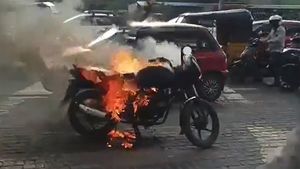 'പെറ്റി അശോക് അടയ്ക്കൂല'; പൊലീസ് ചലാനിട്ടതോടെ ബൈക്ക് കത്തിച്ച് 45-കാരന്‍