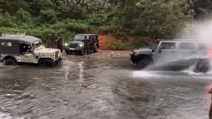 'ജീപ്പ് എന്നും രാജാവ് തന്നെ'; പുഴയില്‍ കുടുങ്ങിയ ഹമ്മര്‍ H2 വലിച്ച് കയറ്റി Mahindra Major