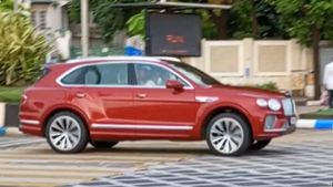 'ദിസ് ഈസ് മൈ എന്റര്‍ടെയിന്‍മെന്റ്'; നാലാമത്തെ Bentley Bentayga ഗാരേജിലെത്തിച്ച് അംബാനി