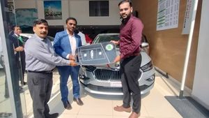 Skoda Slavia-ക്ക്  പാര്‍ക്കിങ്ങിൽ തീപിടിച്ചു; 4 മാസത്തിന് ശേഷം ഉടമക്ക് പുത്തൻ കാർ  