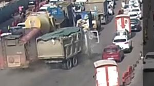 ഇടിച്ച് തെറിപ്പിച്ച് ടിപ്പറിൻ്റെ അഴിഞ്ഞാട്ടം; അപകടത്തിൻ്റെ വീഡിയോ വൈറൽ