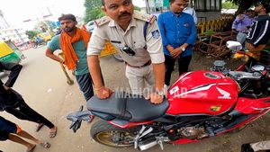 കാരണമില്ലാതെ തടഞ്ഞ പൊലീസുകാരെ മാജിക് ട്രിക്കില്‍ 'വീഴ്ത്തി' സൂപ്പര്‍ ബൈക്ക് റൈഡര്‍