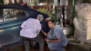 ചാര്‍ജര്‍ സോക്കറ്റില്‍ കുടുങ്ങുന്നത് ഇവി ഉടമകളുടെ പേടിസ്വപ്‌നമാകുന്നു; Tata Tigor EV ഉടമ നടുറോഡില്‍ പെട്ടു