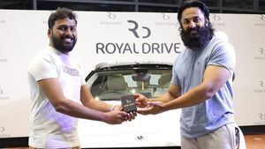 മേപ്പടിയാൻ സംവിധായകന് ബെൻസിന്റെ ചെറു എസ്‍യുവി സമ്മാനിച്ച് ഉണ്ണി മുകുന്ദൻ