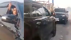 ടോള്‍ ബൂത്ത് ജീവനക്കാര്‍ക്ക് നേരെ പണമെറിഞ്ഞ്  കാറുടമ; അഹങ്കാരം അലമ്പുണ്ടാക്കിയത് ചോദ്യം ചെയ്തപ്പോള്‍ 