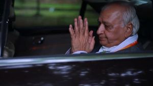 ഇത് ഗവർണർ ആരിഫ് മുഹമ്മദ് ഖാൻ്റെ പുത്തൻ ബെൻസ്; വലിയ ബഹളമൊന്നുമില്ല സാധുവാണ്