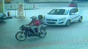 പരാതി കൊടുത്തു വരുമ്പോള്‍ മോഷണം പോയ ബൈക്ക് കണ്‍മുമ്പില്‍; കോഴിക്കോട്ടെ പമ്പില്‍ പിന്നീട് നടന്നത്