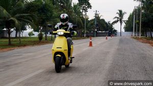 ഒന്നല്ല, രണ്ടല്ല; 100 ഷോറൂമുകളുമായി ഓല ഇലക്ട്രിക്