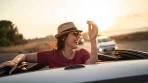 ചുമ്മാ പുറത്തോട്ട് തലയിടാൻ അല്ല സൺറൂഫ്; പണി കിട്ടും ഗയ്സ്