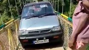 മോര്‍ബി ദുരന്തത്തിലും പഠിച്ചില്ല; തൂക്കുപാലത്തിലൂടെ  Maruti 800 ഓടിച്ച് വിനോദസഞ്ചാരികള്‍