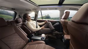 ലക്ഷ്വറി ഫീലുള്ള അകത്തളം; Toyota Innova HyCross എംപിവിയുടെ കിടിലൻ 5 ഇന്റീരിയർ ഫീച്ചറുകളിതാ...