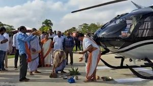 ക്ഷേത്രാങ്കണത്തില്‍ പറന്നിറങ്ങി ഹെലികോപ്റ്റര്‍; മടങ്ങിയത് വാഹന പൂജ കഴിഞ്ഞ്