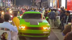 ആരാധകരേ ശാന്തരാകുവിന്‍...'മസില്‍ കാറുകള്‍' കാണാന്‍ തിക്കിത്തിരക്കി ജനം; ബെംഗളൂരുവില്‍ ട്രാഫിക് ജാം