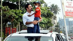 കാറില്‍ ചാരിയതിന് മര്‍ദ്ദനമേറ്റ കുട്ടിക്ക് 'കാര്‍ണിവല്‍' യാത്ര; വാക്ക് പാലിച്ച്  ജ്വല്ലറി ഉടമ 