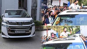 Toyota Vellfire ഉം കുഞ്ചാക്കോ ബോബനും; ഫിലിം ഫെസ്റ്റിവലിൽ തിളങ്ങി ഇരുവരും