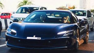 Ferrariയുടെ പുത്തൻ മോഡൽ സ്വന്തമാക്കി ബോളിവുഡ് സുന്ദരി മാധുരി ദീക്ഷിത്