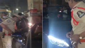 തോക്ക് ചൂണ്ടി വണ്ടി നിർത്തേണ്ട ഗതികേടാണല്ലോ; പൊലീസുകാരൻ്റെ വീഡിയോ വൈറൽ