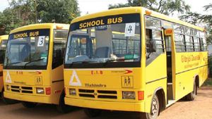 എത്ര കിട്ടിയാലും പഠിക്കില്ലേ; ഫിറ്റ്നസ് ഇല്ലാത്ത സ്കൂൾ ബസ് പിടികൂടി