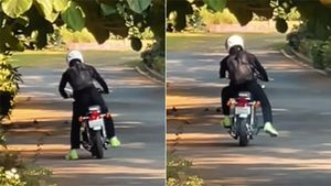 Yamaha RD350 പണിമുടക്കിയതോടെ കിക്കറടിച്ച് കുഴങ്ങി ധോണി; വീഡിയോ വൈറല്‍