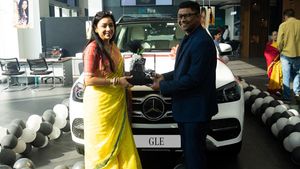 ബെൻസ് എന്ന സ്വപ്നം സാക്ഷാത്കരിച്ച സന്തോഷത്തിൽ നടി; ചിത്രങ്ങൾ വൈറൽ