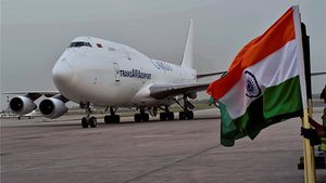 വാങ്ങിയത് 100 കോടിയുടെ വിമാനവും 5 ബെന്‍സും; ലോട്ടറിയടിച്ചതോടെ പണം വാരി വിതറി 18കാരി 